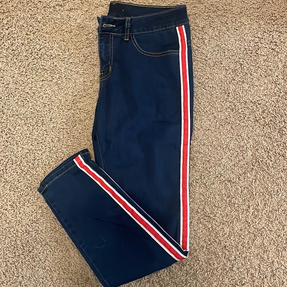 Fashionable Cover Girl stretchy Jeans. - Picture 4 of 5